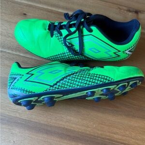 LOTTO Kids Soccer Cleats - Neon Green size 5.5
